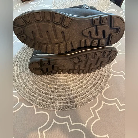 Black Woman’s Boots// no box / tried on in the house but never worn. Like new - Picture 7 of 7